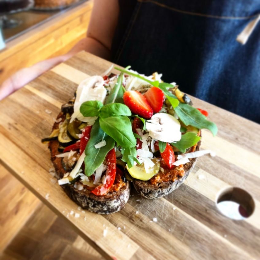 Sommerbrot mit rotem Pesto und Antipasti